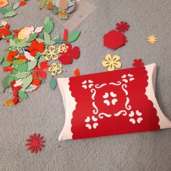 Set 10 buc. Cutie, Martisor cu broderie din carton,13 x 9 cm