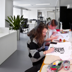 Atelier de pictura pe tricou pentru angajati in companii